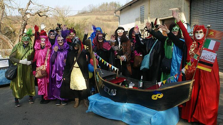 Farbenprächtig und natürlich mit Gondel: die Gruppe Rottmann aus Oberschleichach mit ihrer Hommage an den Carneval in Venedig.