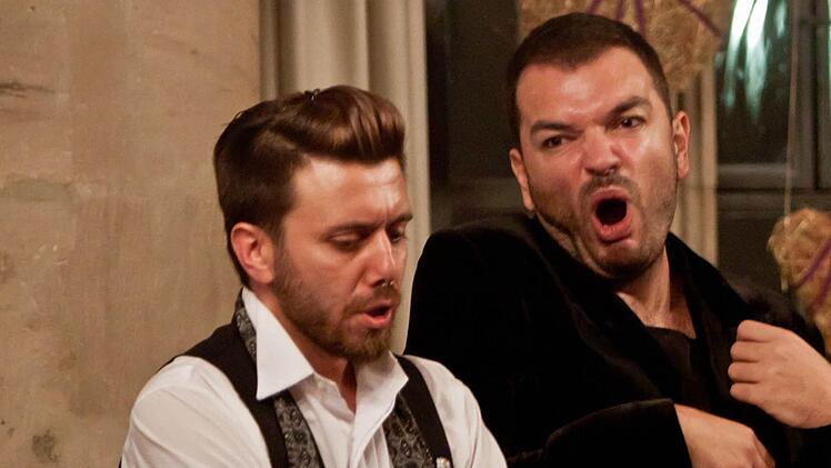 Das "Ensemble Karsanat" bei seinem Gastpiel im ehemaligen Refkrotium des einstigen Klosters Mönchröden: Kaan Buldulur (links) und Nuri Harun Ates begeisterten mir Rossinis KatzenduettFoto: Jochen Berger