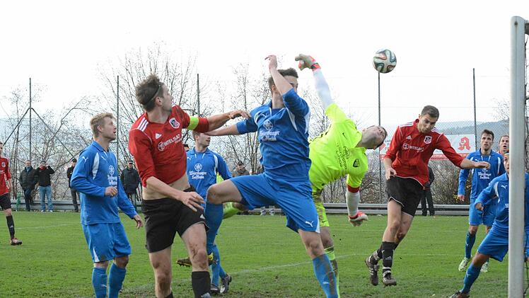 Wallung im Unterpleichfelder Strafraum. Foto: ssp