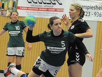 Verletzt, aber in den Dienst der Mannschaft gestellt: Lisa Wenzke (am Ball). Foto: Hopf