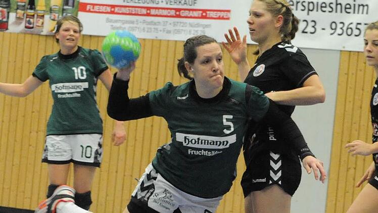 Verletzt, aber in den Dienst der Mannschaft gestellt: Lisa Wenzke (am Ball). Foto: Hopf