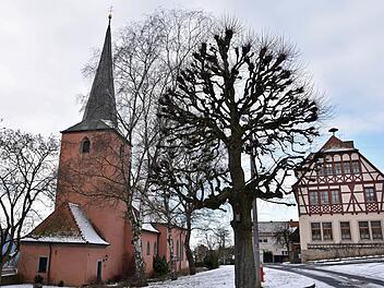 Die Außenrenovierung der St. Jodokus-Kirche in Ottendorf (links im Bild) wird wohl nicht vor 2019 in Angriff genommen. Daher kommen heuer auch keine Kosten auf die Gemeinde zu. Allerdings soll der Fußboden im Gemeinschaftsraum der alten Schule (rechts im Bild) in diesem Jahr saniert werden. Foto: Ulrike Langer