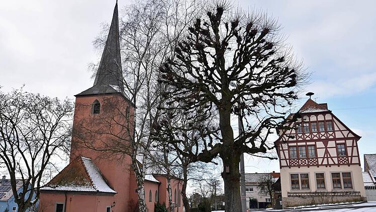 Die Außenrenovierung der St. Jodokus-Kirche in Ottendorf (links im Bild) wird wohl nicht vor 2019 in Angriff genommen. Daher kommen heuer auch keine Kosten auf die Gemeinde zu. Allerdings soll der Fußboden im Gemeinschaftsraum der alten Schule (rechts im Bild) in diesem Jahr saniert werden. Foto: Ulrike Langer
