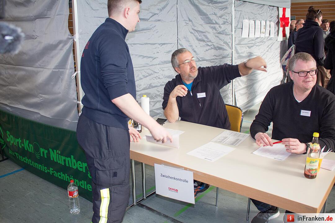 Seukendorf im Ausnahmezustand - Typisierungsaktion bringt Helfer und Örtlichkeit an die Belastungsgrenze - 16-jährige Klassenkameradin bringt alles ins Rollen - Über 2.500 Menschen folgen dem Aufruf „TOM BRAUCHT DICH... JETZT!“