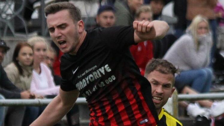 Es war ein Kampfspiel, in dem der ATSV Forchheim auf Konter setzte. Philipp Keul unterbindet einen davon gegen Marc Baumann und sieht dafür Gelb.