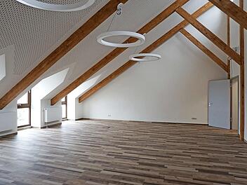 Die Gemeinderäte hätten gerne schon im umgebauten Sitzungssaal getagt, aber dieser ist noch nicht möbliert. Foto: Richard Sänger