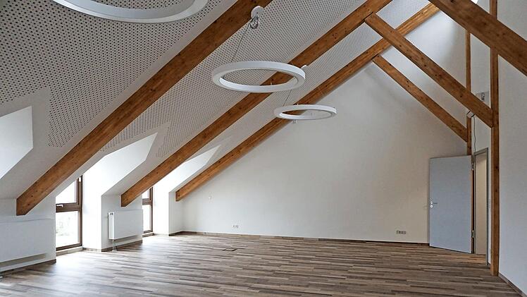 Die Gemeinderäte hätten gerne schon im umgebauten Sitzungssaal getagt, aber dieser ist noch nicht möbliert. Foto: Richard Sänger