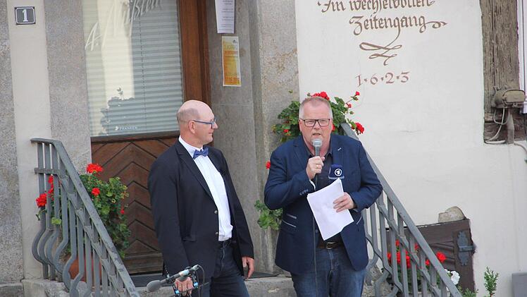Eberhard Schellenberger (rechts) moderierte den Chor-Auftritt und interviewte Bürgermeister Thomas Stadelmann.