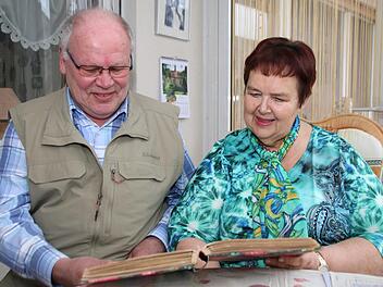 Beim Blick ins Fotoalbum werden  Erinnerungen wach: 25 Jahre stehen Albert Laudensack und Anneliese Albert nun gemeinsam an der Spitze der Kolpingfamilie. Sie würden ihre Ämter gerne in jüngere Hände geben. Thomas Malz