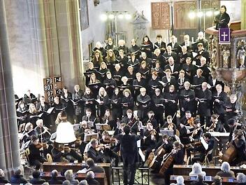 Imposant und zum Nachdenken anregend war das Konzert "Krieg und Frieden" in der Marienkirche in Königsberg. Sopranistin Anke Endres sang ihren Solopart überzeugend auf der Kanzel des Gotteshauses, quasi über den Köpfen des Chores und der Musiker.  Foto: Gerold Snater