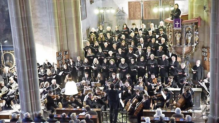 Imposant und zum Nachdenken anregend war das Konzert "Krieg und Frieden" in der Marienkirche in Königsberg. Sopranistin Anke Endres sang ihren Solopart überzeugend auf der Kanzel des Gotteshauses, quasi über den Köpfen des Chores und der Musiker.  Foto: Gerold Snater