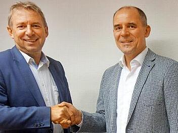 Bürgermeister Wolfgang Bauersachs begrüßt den neuen Rektor Harald Tkaczuk (rechts). Foto: Doris Weidner