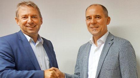 Bürgermeister Wolfgang Bauersachs begrüßt den neuen Rektor Harald Tkaczuk (rechts). Foto: Doris Weidner