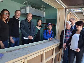 Patricia und Andreas Grün (links) mit der Familie Phong und Gästen aus der Stadtverwaltung kurz vor Inbetriebnahme des neuen Imbiss-Hauses.  Fotos: Bernhard Panzer (Archiv)