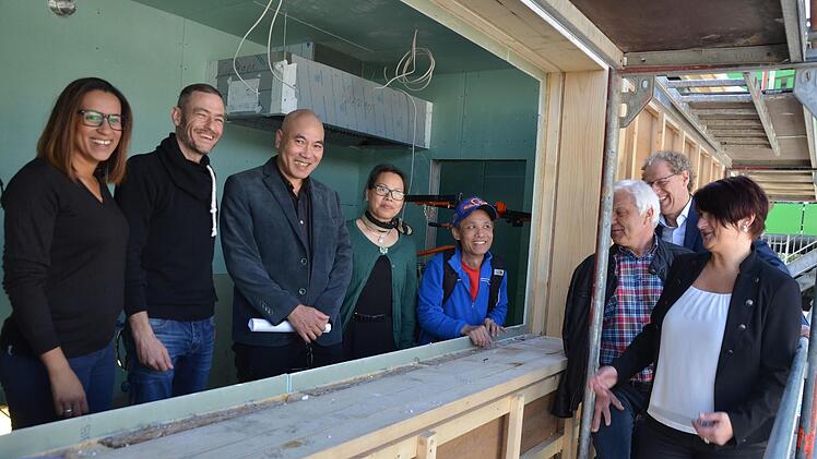 Patricia und Andreas Grün (links) mit der Familie Phong und Gästen aus der Stadtverwaltung kurz vor Inbetriebnahme des neuen Imbiss-Hauses.  Fotos: Bernhard Panzer (Archiv)