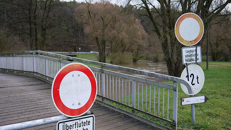 Hier geht nix: Die Fußgängerunterführung neben der Itz bei Freudeneck war am Dienstag unpassierbar. - Foto: Berthold Köhler
