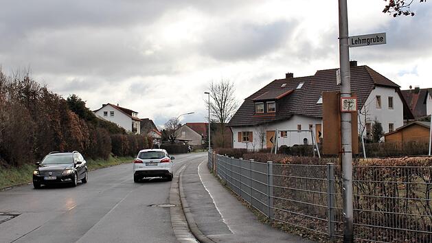 Auf H&ouml;he des wei&szlig;en Fahrzeugs ist der Eingang zum Spielplatz. Zuvor soll durch eine mobile Verkehrsinsel die Fahrbahn verschwenkt werden. Ebenso auf der gegen&uuml;berliegenden Seite nahe dem Birkenweg.    Foto: Evi Seeger