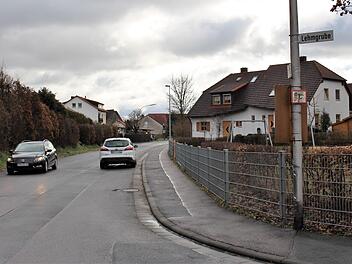 Auf Höhe des weißen Fahrzeugs ist der Eingang zum Spielplatz. Zuvor soll durch eine mobile Verkehrsinsel die Fahrbahn verschwenkt werden. Ebenso auf der gegenüberliegenden Seite nahe dem Birkenweg.    Foto: Evi Seeger