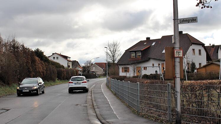 Auf Höhe des weißen Fahrzeugs ist der Eingang zum Spielplatz. Zuvor soll durch eine mobile Verkehrsinsel die Fahrbahn verschwenkt werden. Ebenso auf der gegenüberliegenden Seite nahe dem Birkenweg.    Foto: Evi Seeger