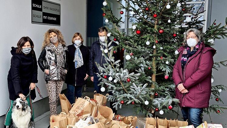 Bei der Übergabe der 48 Weihnachtstüten für Familien mit Kindern bei der Eltmanner "Tafel" (von links): Realschuldirektorin Manuela Küfner, die Lehrer Corinna Hartwich-Beck, Maria Brasch und Werner Steger sowie die Leiterin der Eltmanner "Tafel", Marianne Schmittlutz  Foto: gg