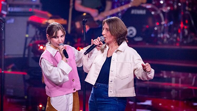 Erstmals in 15 Jahren "The Voice of Germany"-Geschichte tritt mit Nadia (rechts) und Annika Schüler ein Mama-Tochter-Duo auf.