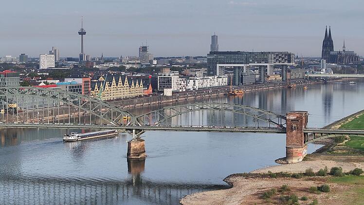 Rhein mit Rekordtiefstand in K&ouml;ln