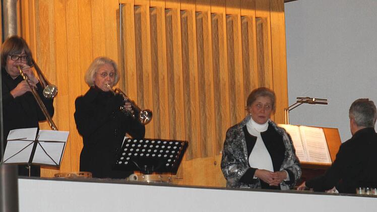 Das Consortium Musicum auf der Empore vor der Orgel mit (von links) Posaunist Harry Fries, Trompeterin Anne Freeman, Sopranistin Yvonne Nijsten und Tjeu Zeijen an der Orgel.Fotos: Günther Geiling