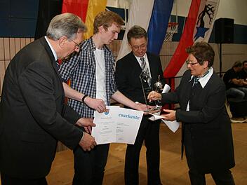 Als Sportler des Jahres im Markt Hirschaid wurde der junge Kegler Tobias Postler (2. v. l.) geehrt, der mit dem KV Bamberg Deutscher Meister geworden ist. Es gratulierten Bürgermeister Andreas Schlund (l.) sowie seine Stellvertreter Romana Gensel und Erwin Krämer. Fotos: Werner Baier