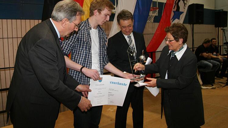 Als Sportler des Jahres im Markt Hirschaid wurde der junge Kegler Tobias Postler (2. v. l.) geehrt, der mit dem KV Bamberg Deutscher Meister geworden ist. Es gratulierten Bürgermeister Andreas Schlund (l.) sowie seine Stellvertreter Romana Gensel und Erwin Krämer. Fotos: Werner Baier