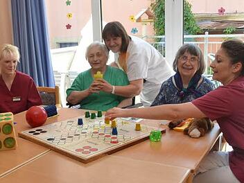 Die drei Spätberufenen Bianca Schneider (links), Brigitte Daum (Mitte) und Jeanette Langbein (rechts) widmen sich den Bewohnern im ASB-Altenheim in Rothenkirchen. Neben einer eigenen Familie haben sie die Doppelbelastung einer Ausbildung zur Altenpflegerin erfolgreich absolviert.  Foto: K.-H. Hofmann