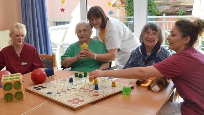 Die drei Spätberufenen Bianca Schneider (links), Brigitte Daum (Mitte) und Jeanette Langbein (rechts) widmen sich den Bewohnern im ASB-Altenheim in Rothenkirchen. Neben einer eigenen Familie haben sie die Doppelbelastung einer Ausbildung zur Altenpflegerin erfolgreich absolviert.  Foto: K.-H. Hofmann