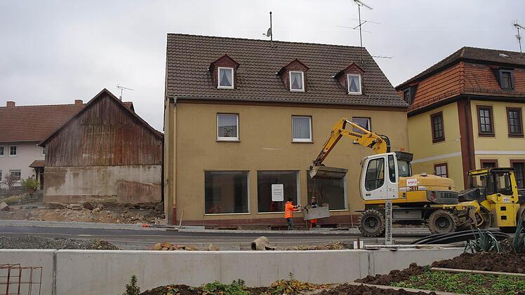 Die Kellerschächte werden in Motten gesetzt. Foto: Stephanie Elm