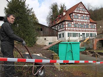Im früheren Gasthof "Zum Adler" tut sich was. Auf demganzen Gelände wird gewerkelt, ausgeräumt, entrümpelt, zurückgebaut. Doch so wie früher wird es nicht mehr.  Foto: Stephan Tiroch