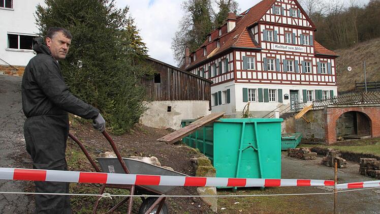 Im früheren Gasthof "Zum Adler" tut sich was. Auf demganzen Gelände wird gewerkelt, ausgeräumt, entrümpelt, zurückgebaut. Doch so wie früher wird es nicht mehr.  Foto: Stephan Tiroch