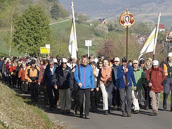 Rund 100 Kilometer liegen noch vor ihnen. Die Wallfahrer verlassen nach einer Andacht und einem Frühstück Machtilshausen. Roland Sell (rechts) ist die Pilgerroute bereits einmal allein gelaufen: in 22 Stunden hin und zurück. Fotos: Winfried Ehling