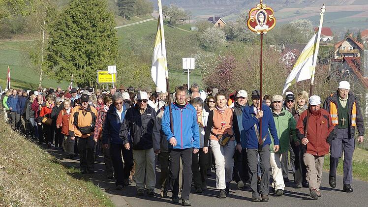 Rund 100 Kilometer liegen noch vor ihnen. Die Wallfahrer verlassen nach einer Andacht und einem Frühstück Machtilshausen. Roland Sell (rechts) ist die Pilgerroute bereits einmal allein gelaufen: in 22 Stunden hin und zurück. Fotos: Winfried Ehling