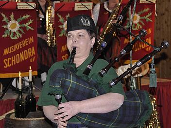 Bettina Schäfer von Targe of Gordon kam mit ihrem Dudelsack zum Konzert und spielte bei dem Coral "Highland Cathedral" mit. Foto: Peter Klopf