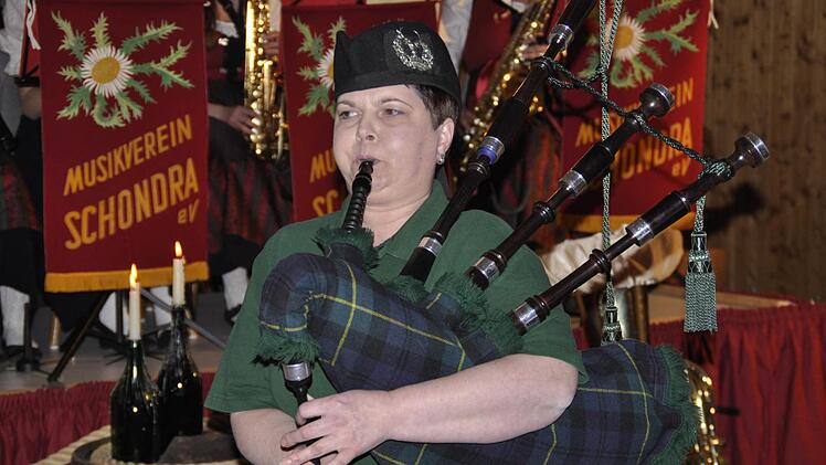 Bettina Schäfer von Targe of Gordon kam mit ihrem Dudelsack zum Konzert und spielte bei dem Coral "Highland Cathedral" mit. Foto: Peter Klopf