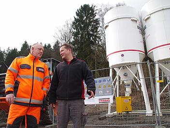 Polier Mario Persch (l.) und Platzmeister Karl-Peter Wittig besprechen den Beginn der Entsorgungsarbeiten. Foto: Marco Meißner