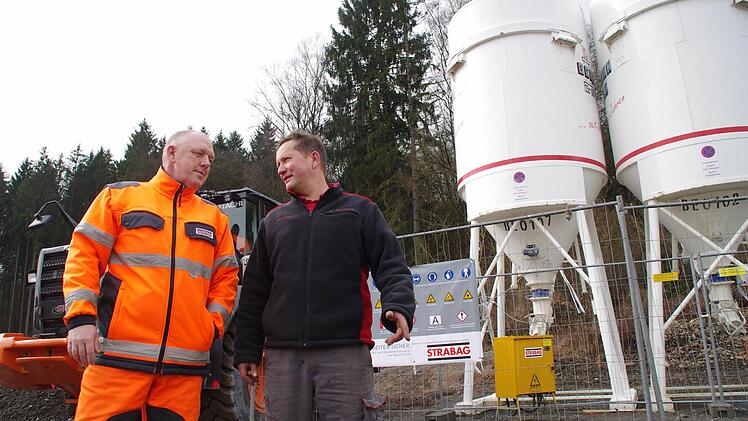 Polier Mario Persch (l.) und Platzmeister Karl-Peter Wittig besprechen den Beginn der Entsorgungsarbeiten. Foto: Marco Meißner