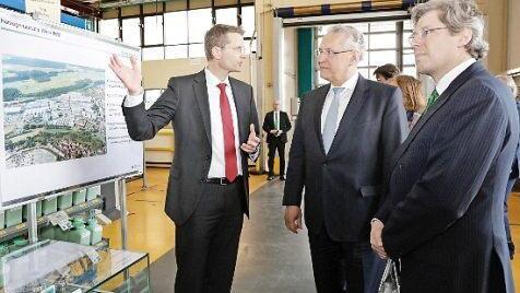 Werkleiter Alexander Putz, Innenminister Joachim Herrmann und Aufsichtsratsvorsitzender Georg Schaeffler (v. l.) beim Rundgang  Foto: privat