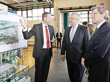 Werkleiter Alexander Putz, Innenminister Joachim Herrmann und Aufsichtsratsvorsitzender Georg Schaeffler (v. l.) beim Rundgang  Foto: privat