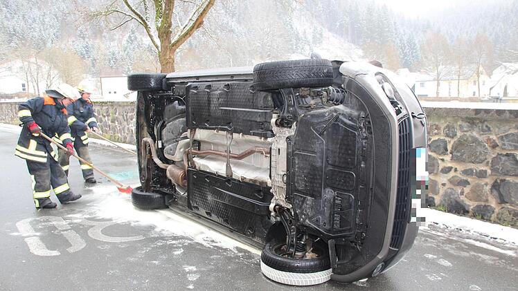 Einsatzkräfte der Feuerwehr Steinwiesen streuten Bindemittel auf die Straße, um eventuell ausgelaufenes Öl aufzusaugen. Foto: Andreas Schmitt