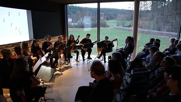 In besonderem Ambiente gestaltete das Ensemble "tonArt" aus Grettstadt ein ausgefallenes Konzert in Pr&ouml;lsdorf. Foto: Sabine Weinbeer