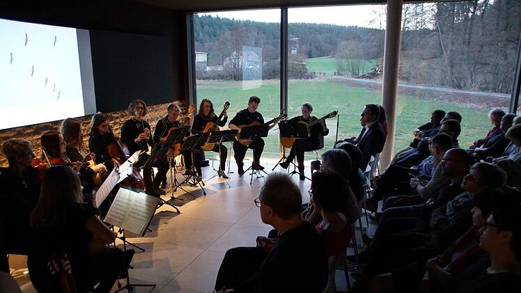 In besonderem Ambiente gestaltete das Ensemble "tonArt" aus Grettstadt ein ausgefallenes Konzert in Prölsdorf. Foto: Sabine Weinbeer
