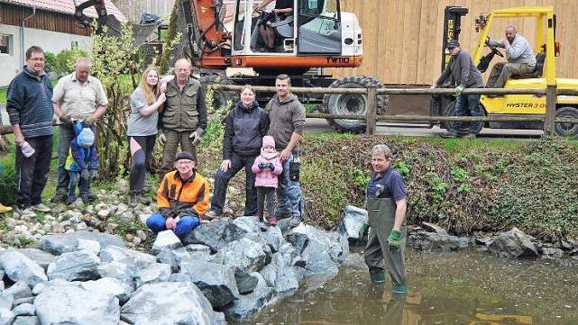 Sch&ouml;ner geworden ist der Dorfteich Vogtendorf. Die Bewohner des kleinen Ortes, der jeweils zur H&auml;lfte zu Stadtsteinach und Guttenberg geh&ouml;rt, haben kr&auml;ftig zugelangt und das Ufer mit Wasserbausteinen gesichert. Zudem arbeitete man an der kleinen Insel, auf der das Entenh&auml;uschen steht. Finanziert wurden die Ausgaben mit Eigenmitteln, die aus dem Dorffest 2017 stammen.  Foto: privat