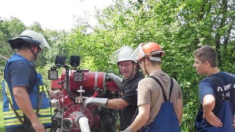 Mit insgesamt fünf Tragkraftspritzen wurde das Wasser den Berg hinauf gepumpt. Die Pumpen liefen auf Hochtouren.