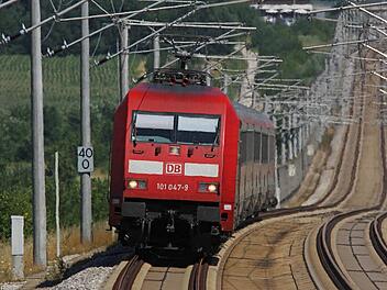 Ein Regionalexpress auf einer ICE-Strecke: Das soll ab 2023 auch über Coburg nach Erfurt möglich sein - zumindest, wenn es nach der Bayerischen Eisenbahngesellschaft geht. Aber Thüringen muss mitfinanzieren. Foto: Claus Weber/Deutsche Bahn AG