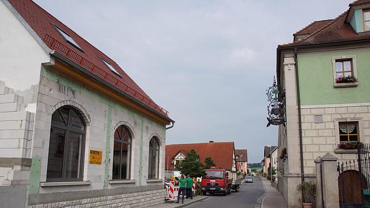 Rechts das Traditionsgasthaus, jenseits der Straße der Neubau