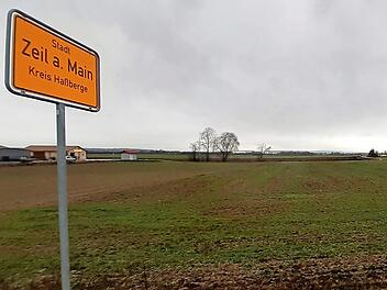 Links neben dem Ortsschild erfolgt die Zufahrt zum neuen Lidl-Markt. Der 1200 Quadratmeter große Laden wird im hinteren Bereich des Grundstücks entstehen, wobei sich der Eingang rechts nahe der Staatsstraße befinden wird. Foto: Christian Licha